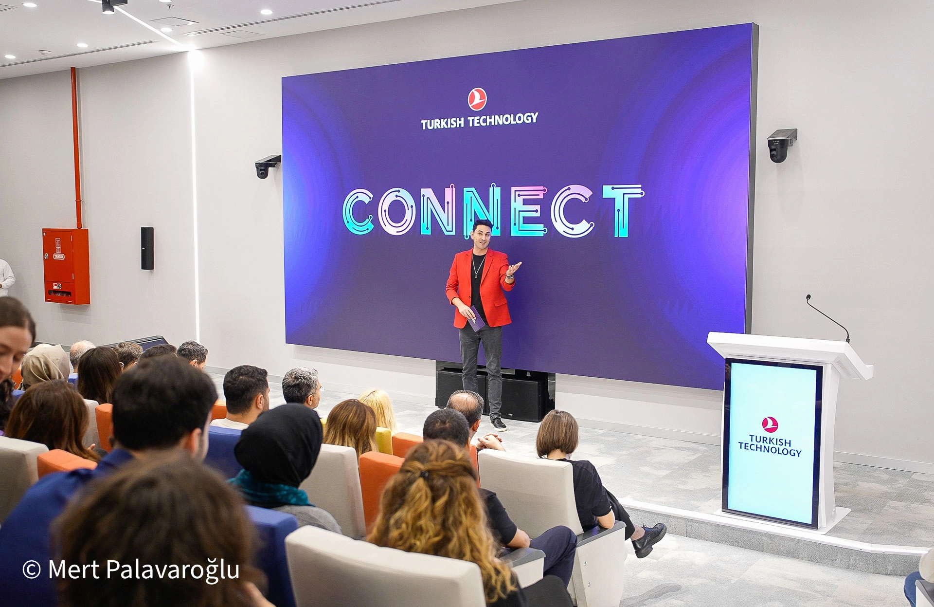 Mert Palavaroğlu Sahne 3 — Kurumsal Etkinlik Sunucusu, Showman